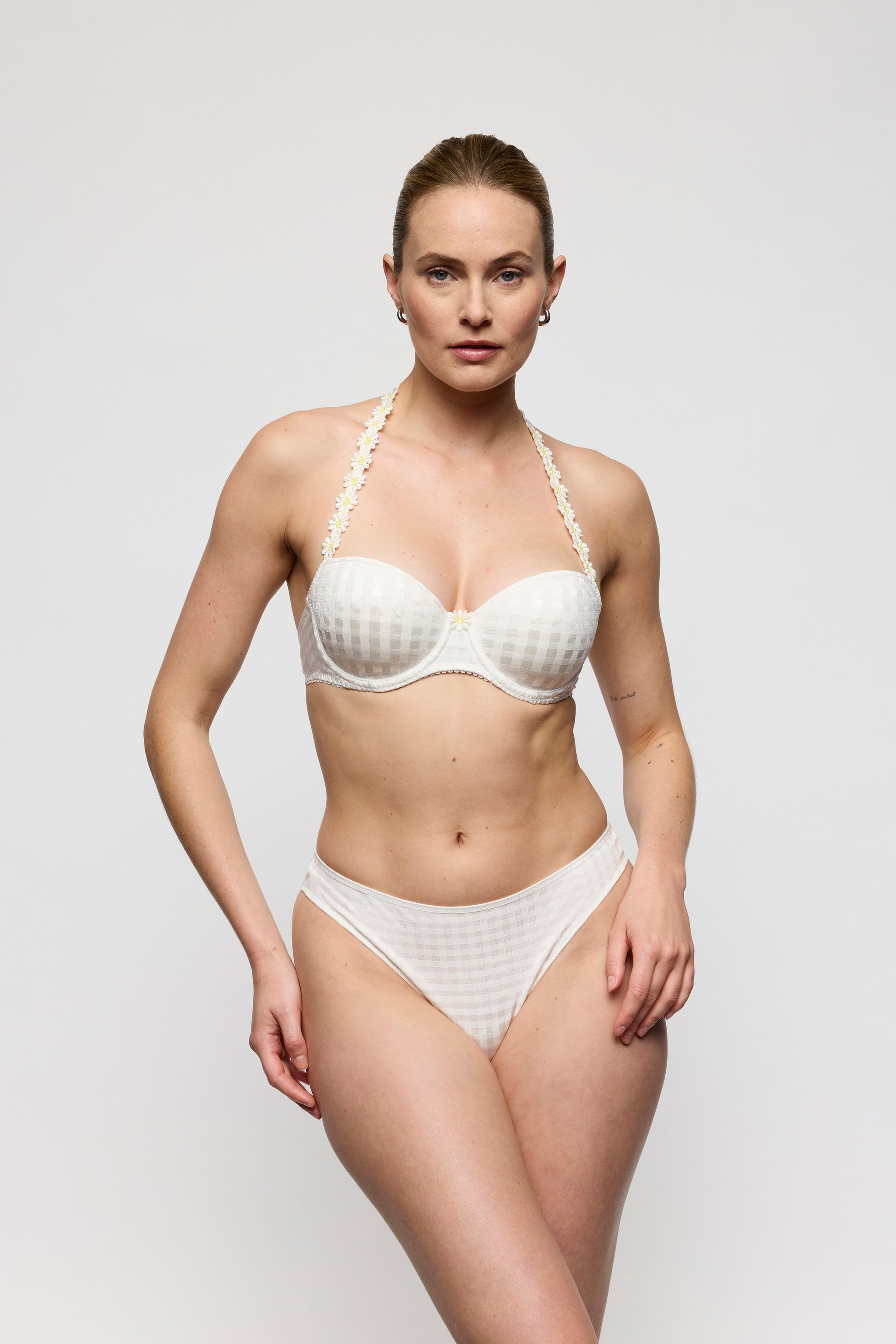 AVERO Ivory Petal String (Iyp)