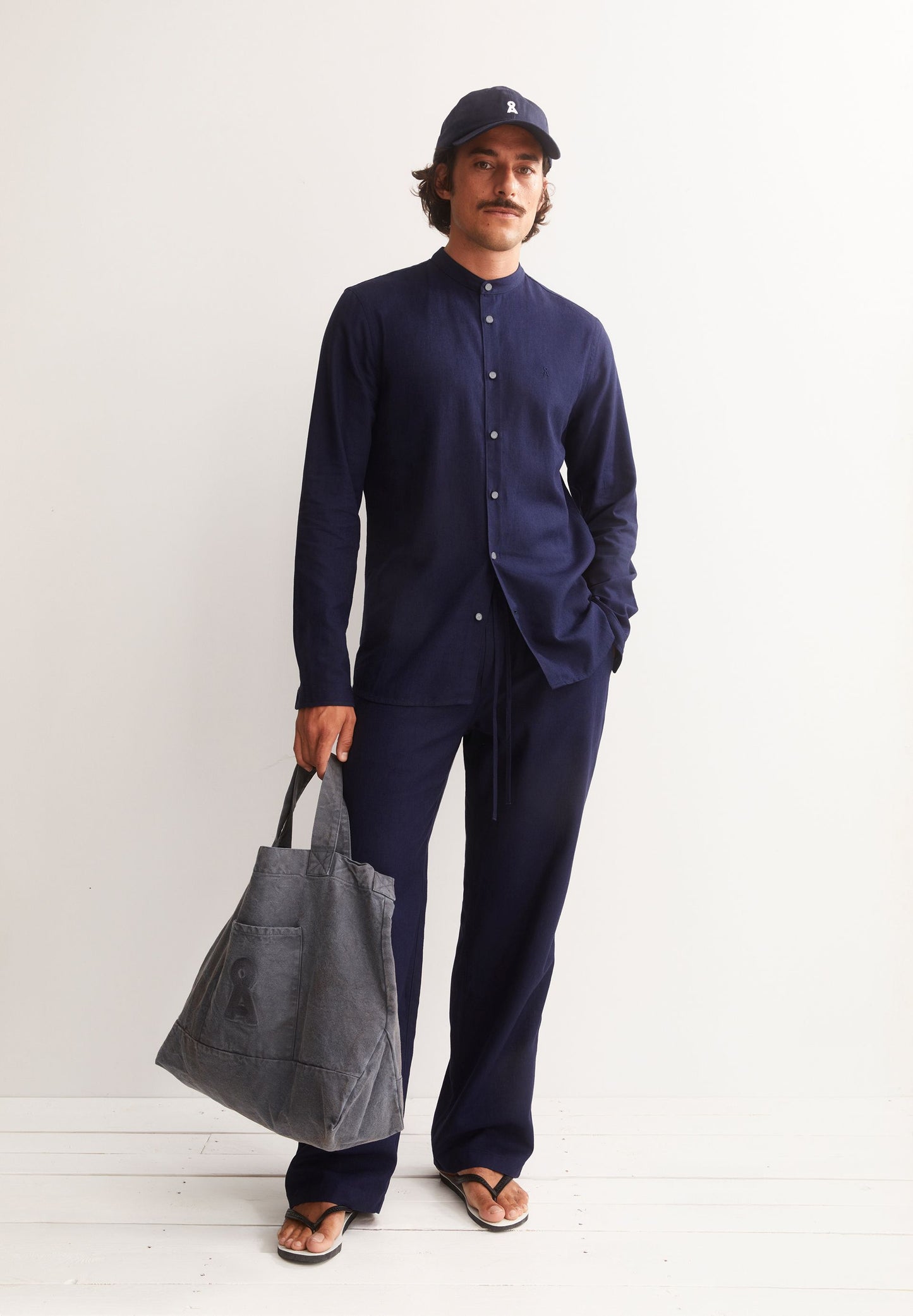 Vaaleronimus Lino Shirt (Tinted Navy)