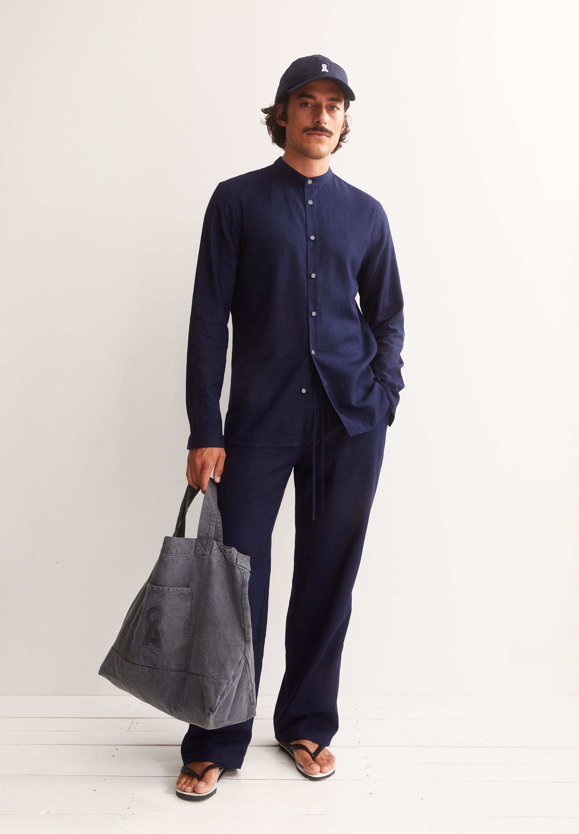 Vaaleronimus Lino Shirt (Tinted Navy)