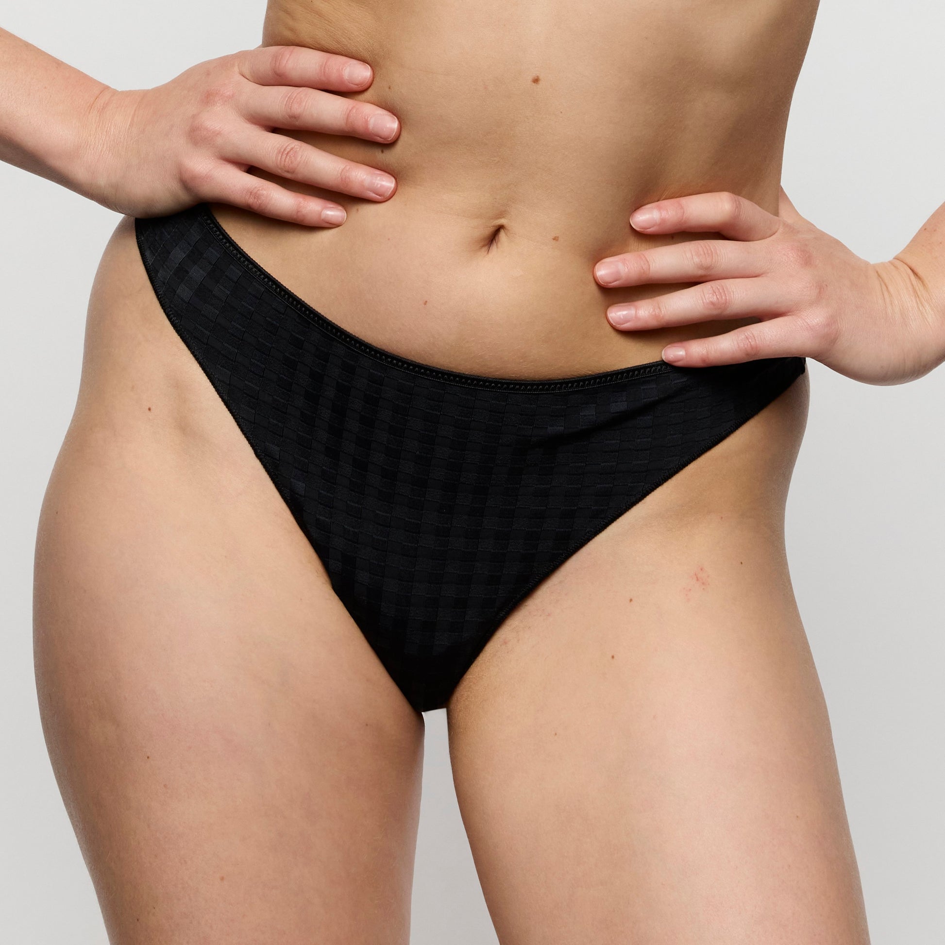 AVERO schwarz String (Zwa)
