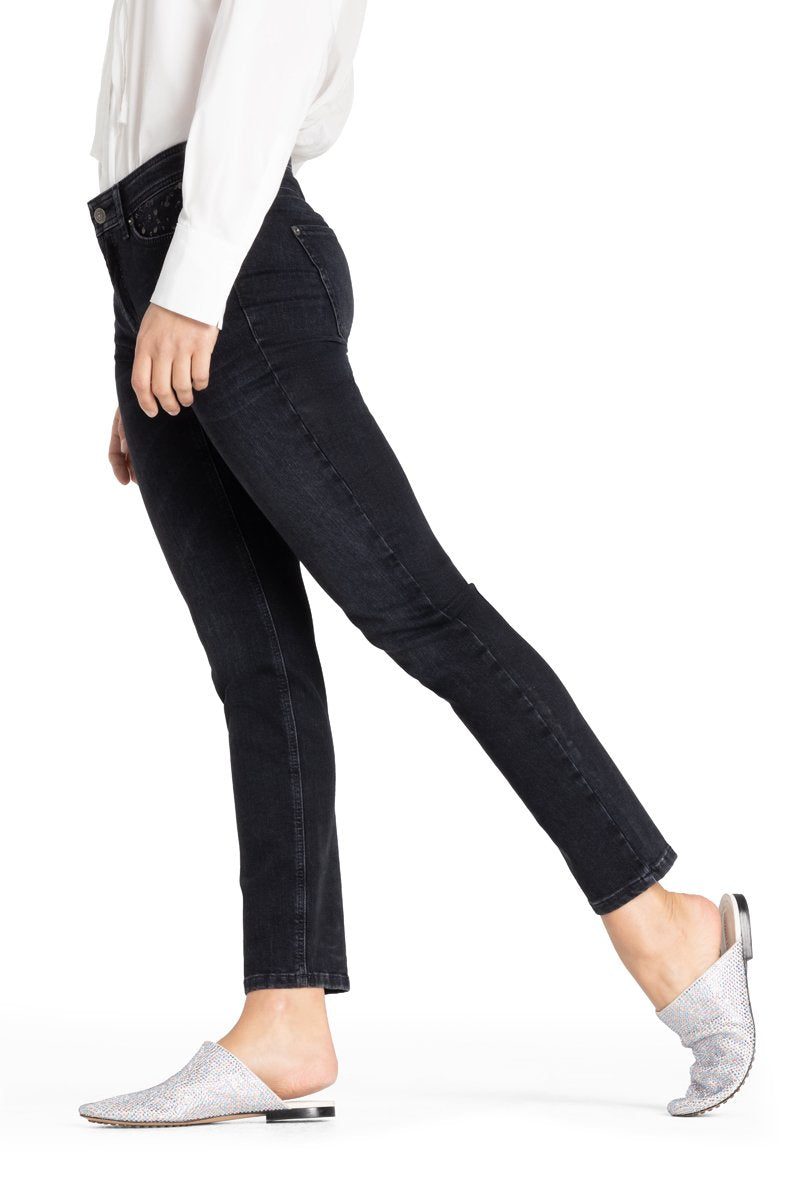 Piper cropped (Modern Dark)