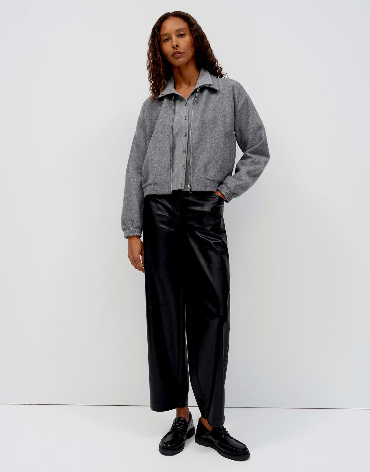 Gerzi (Quiet Grey)